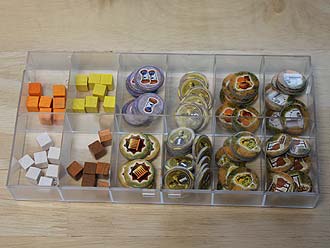 Olympos - 12-Fächer-Box von Conrad für die kleinen Plättchen und Ressourcenwürfel