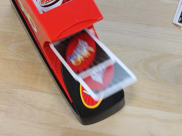 Spiel Uno Extreem Sortiert Der elektronische Kartenwerfer schleudert Euch die Ka 